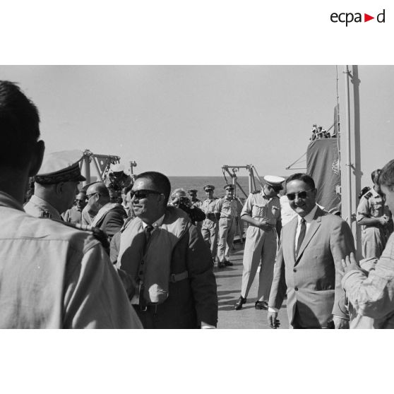 Jacques Tauraa, président de l'Assemblée territoriale de Polynésie française, le vice-amiral Jean Lorain, commandant du groupe opérationnel des expérimentations nucléaires (GOEN), et Jean Viard, directeur des essais, à bord du croiseur De Grasse après le déclenchement de l'essai nucléaire Bételgeuse sur l'atoll de Moruroa.