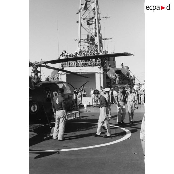 Préparation d'un hélicoptère Alouette III pour le départ des autorités du croiseur De Grasse après le déclenchement de l'essai nucléaire Bételgeuse sur l'atoll de Moruroa.