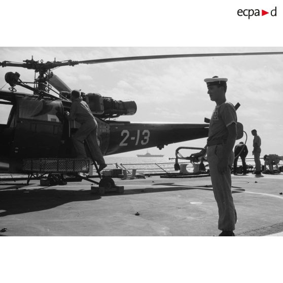 Préparation d'un hélicoptère Alouette III pour le départ des autorités du croiseur De Grasse après le déclenchement de l'essai nucléaire Bételgeuse sur l'atoll de Moruroa.