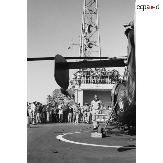 Préparation d'un hélicoptère Alouette III pour le départ des autorités du croiseur De Grasse après le déclenchement de l'essai nucléaire Bételgeuse sur l'atoll de Moruroa.