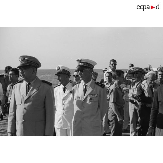 Le vice-amiral Jean Lorain, commandant du groupe opérationnel des expérimentations nucléaires (GOEN) et le général de corps aérien Jean Thiry, directeur des centres d'expérimentations nucléaires (DIRCEN), à bord du croiseur De Grasse après le déclenchement de l'essai nucléaire Bételgeuse sur l'atoll de Moruroa.