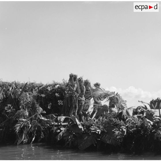 Fêtes de Juillet ou fête du Tiurai à Papeete en 1964. Pirogue fleurie et danseuses polynésiennes traditionnelles.