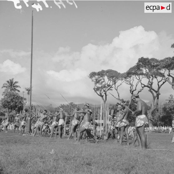 Fêtes du Juillet ou fête du Tiurai à Papeete en 1964. Concours de lancer de javelot.