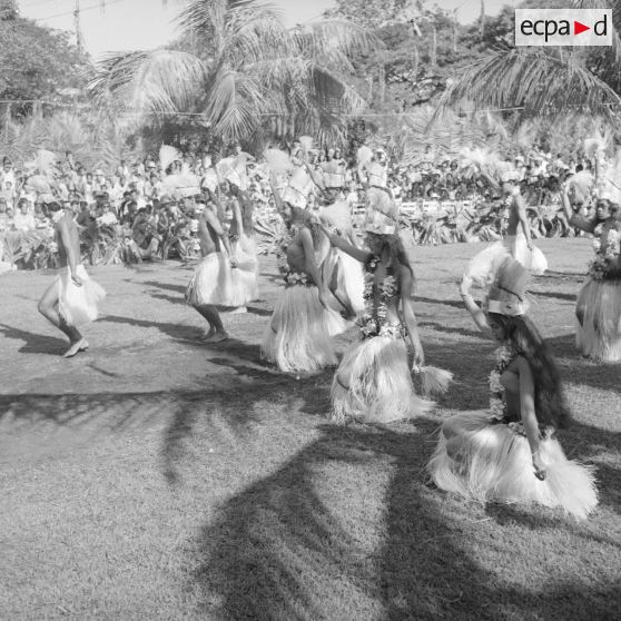 Fêtes du Juillet ou fête du Tiurai à Papeete en 1964. Danse.