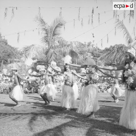 Fêtes du Juillet ou fête du Tiurai à Papeete en 1964. Danse.