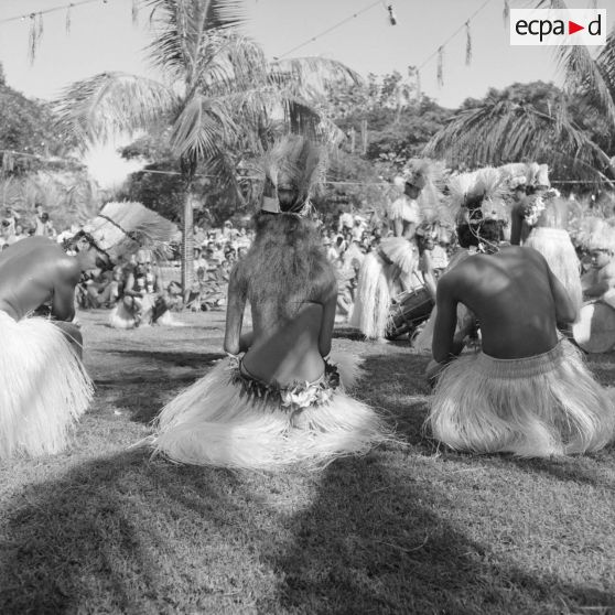 Fêtes du Juillet ou fête du Tiurai à Papeete en 1964. Danse.