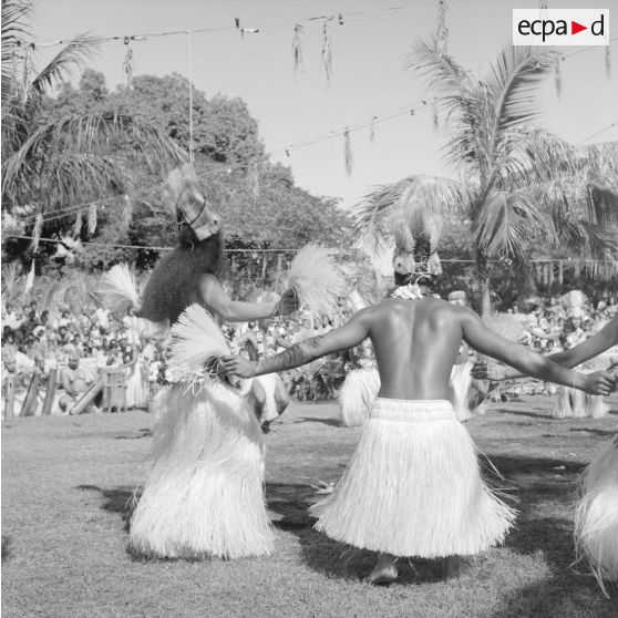 Fêtes du Juillet ou fête du Tiurai à Papeete en 1964. Danse.