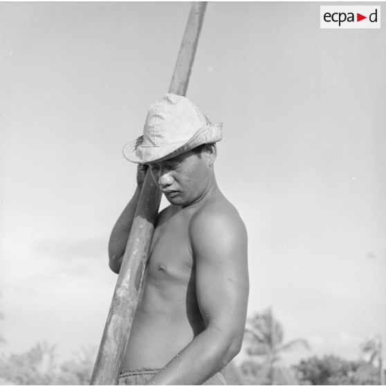 Portrait d'un jeune homme polynésien travaillant sans doute sur le site de Moruroa en 1964 [cf également photo suivante T 7].