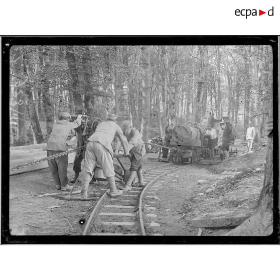 Près de Dannemarie, en Alsace. Canon de gros calibre (240 mm) sur affût. Manoeuvre de transport. [légende d'origine]