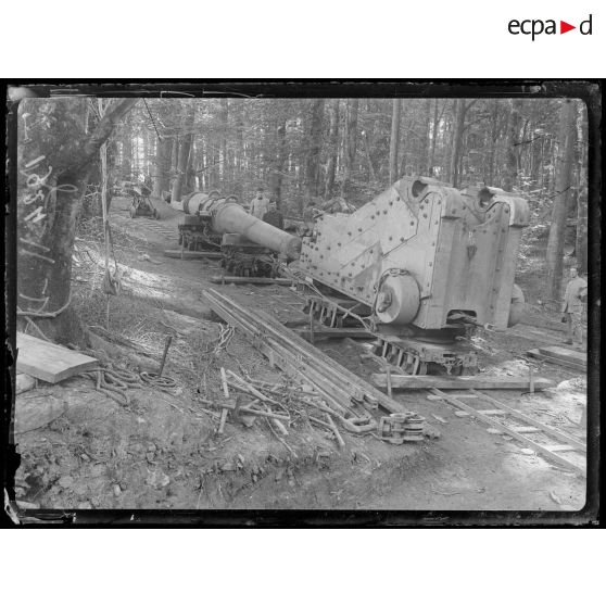 Près de Dannemarie, en Alsace. Canon de gros calibre (240 mm) sur affût. Manoeuvre de transport. [légende d'origine]