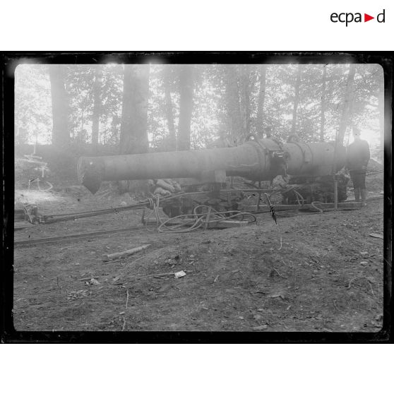 Près de Dannemarie, en Alsace. Canon de gros calibre (240 mm) sur affût. Manoeuvre de transport. [légende d'origine]