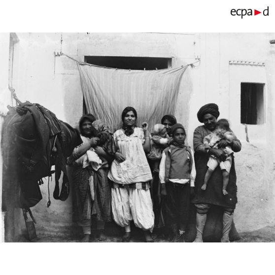 982. [Tunisie, 1902-1903. Portrait de famille.]