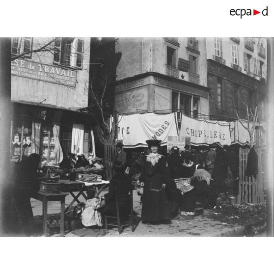 1. [Toulon, 1922. Au marché.]