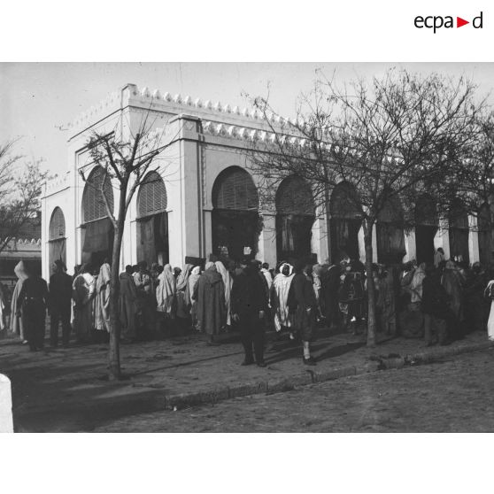 21bis. [Tunisie, 1902-1903. Jules Imbert près d'un marché couvert.]