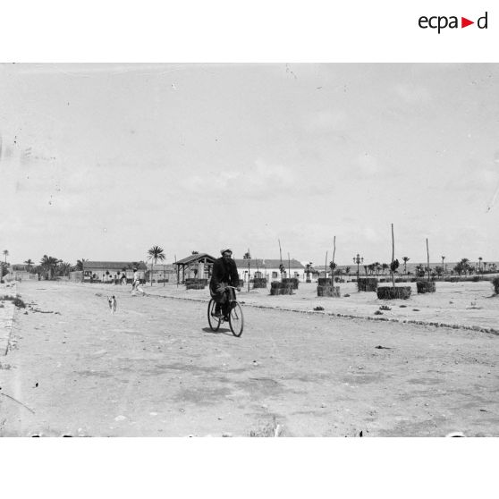 26. [illisible] à bicyclette sur la place de Médenine (avril 1902). [légende d'origine]