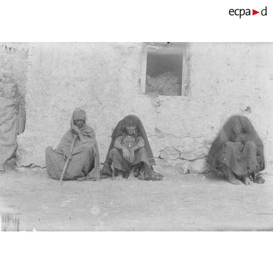 774. [Tunisie,1902-1903. Portrait de famille.]