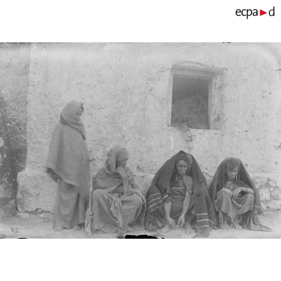 775. [Tunisie,1902-1903. Portrait de famille.]