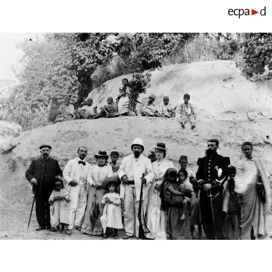 801. [Tunisie,1902-1903. Photographie d'un groupe de civils et de militaires.]