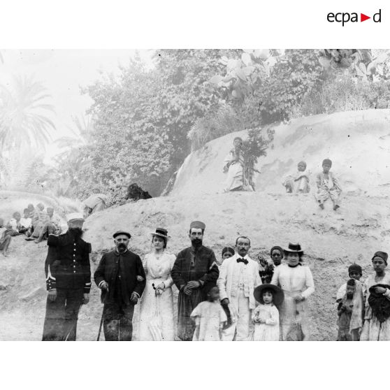 802. [Tunisie,1902-1903. Photographie d'un groupe de civils et de militaires.]