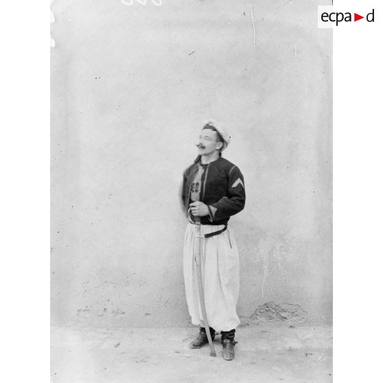 830. [Tunisie, 1902-1903. Portrait probable d'un spahi du 4e régiment de spahis.]