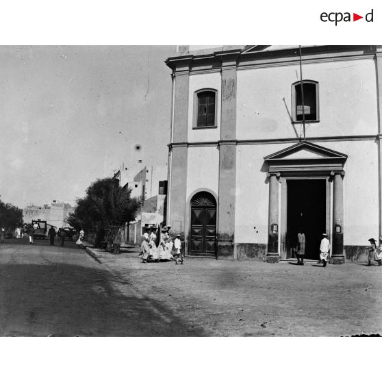 834. [Sfax, 1902-1903. Civils se rendant à l'église.]