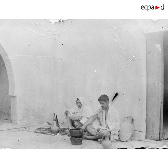 836. [Tunisie, 1902-1903. Portrait de deux hommes en plein repas.]