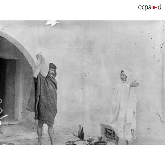 837. [Tunisie, 1902-1903. Portrait de deux hommes.]