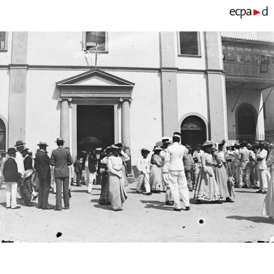 853. [Sfax, 1902-1903. Sortie de messe.]