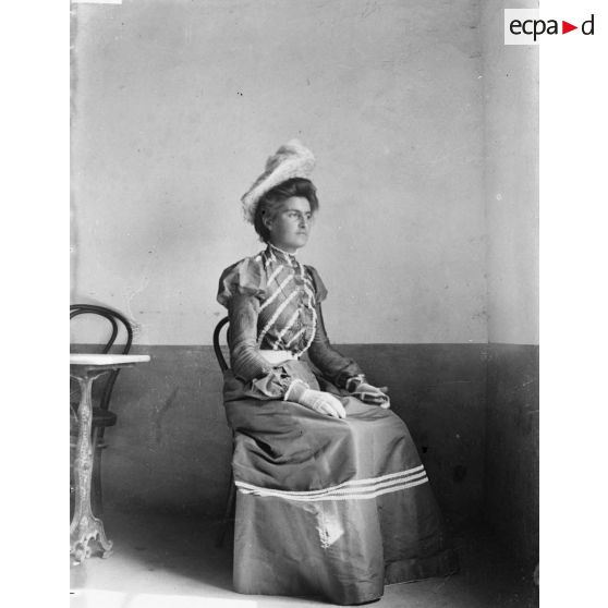 874. [Tunisie, 1902-1903. Portrait d'une femme.]