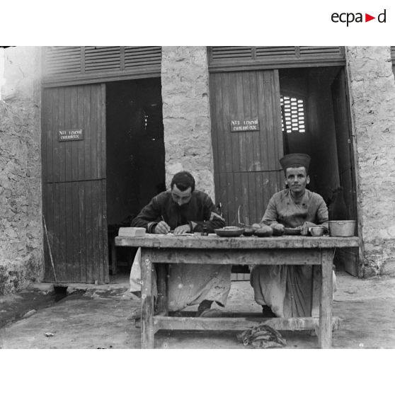 902. [Gafsa, 1902-1903. Spahis dans une infirmerie vétérinaire.]