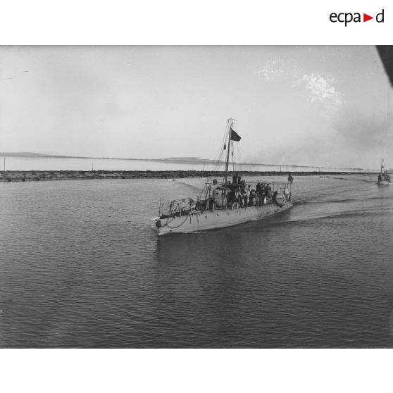 909b. 1/03, canal de la Goulette, Tunis. [légende d'origine]