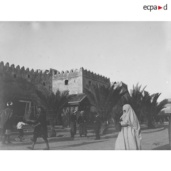 912. Remparts de Sfax, 2/03. [légende d'origine]