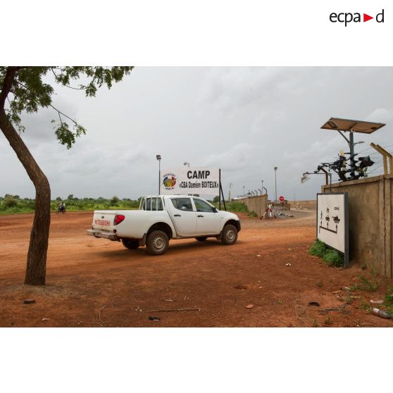 Portail d'entrée du camp Damien Boîteux à Bamako, au Mali.