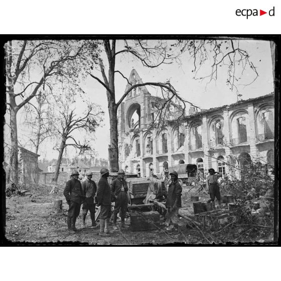 Longpont, Sénégalais dans la cour de l'abbaye. [légende d'origine]