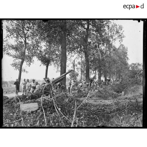 Cuvilly, batterie de 105 mm long en position. [légende d'origine]