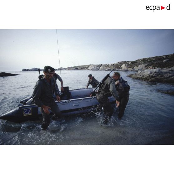 Débarquement sur une plage de la baie de Calvi de la compagnie nautique du 2e REP (régiment étranger parachutiste) lors d'un exercice.