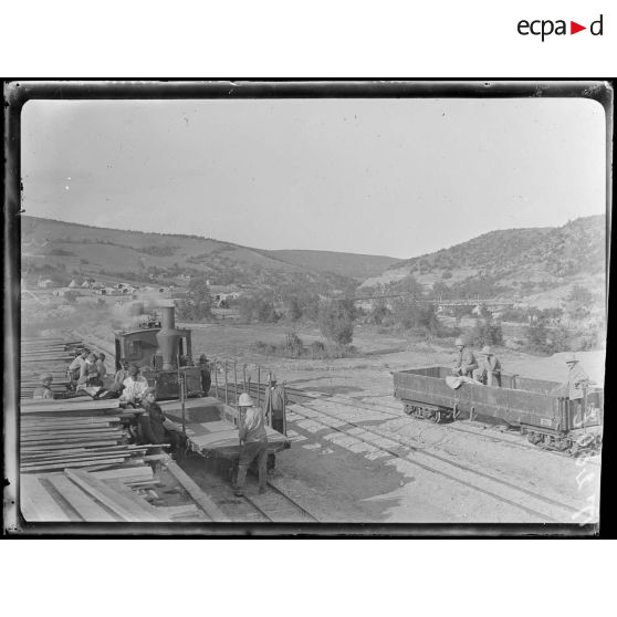 Kodza Dere. Grande station de ravitaillement de la 122e division, près de la rivière. Quai du génie. Vue générale de la gare. [légende d'origine]