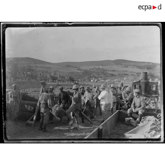 Kodza Dere. Grande station de ravitaillement de la 122e division, près de la rivière. Arrivée des marchandises. Pesage des foins. [légende d'origine]