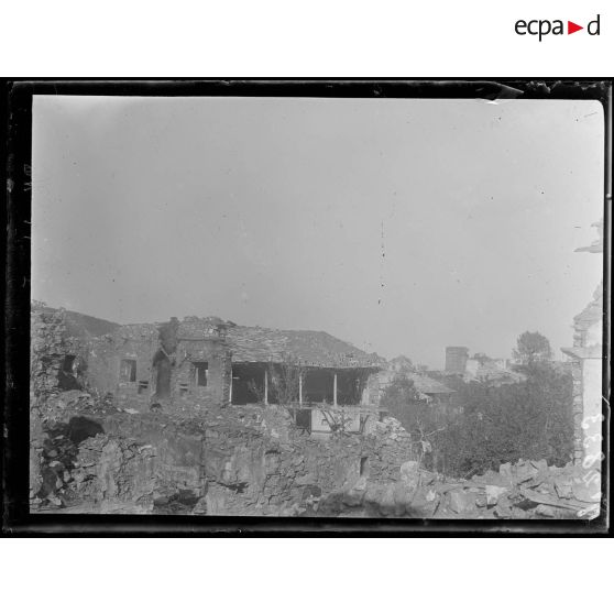 Kupa. Vue du village après le bombardement. [légende d'origine]