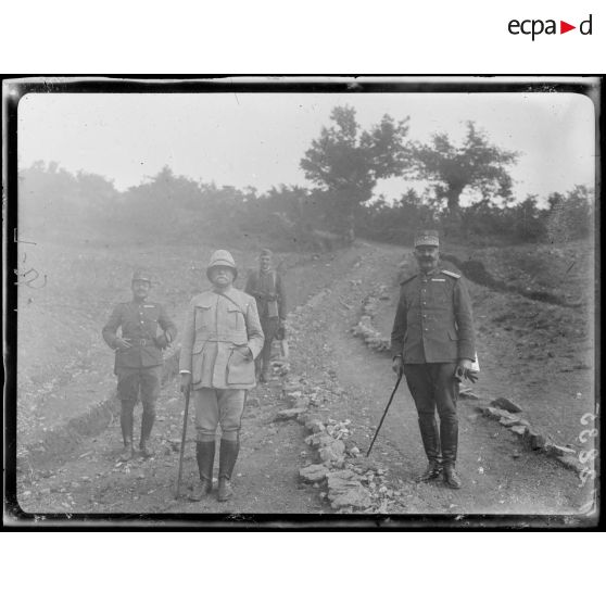 Près de Kupa, cote 560. PC du général Regnault. Le général Regnault et le général grec Christodoulos. [légende d'origine]