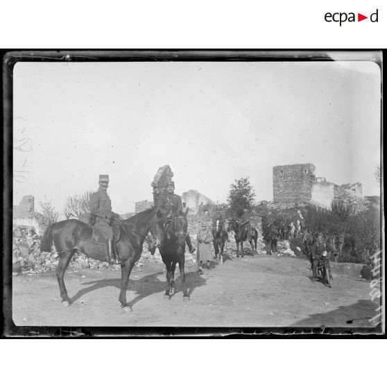 Kupa. Le général Christodoulos et son escorte. [légende d'origine]