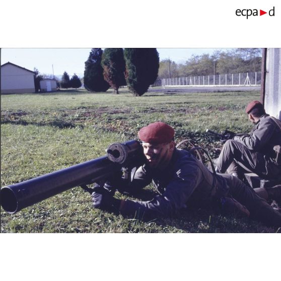 Un tireur au LRAC (lance-roquettes antichar) 89 mm F1 du 6e RPIMA (régiment parachutiste d'infanterie de marine) et son binôme postés lors des manoeuvres Iberia.