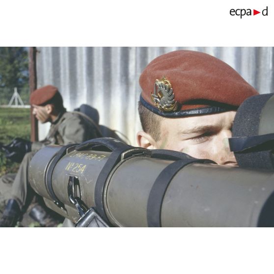 Un tireur au LRAC (lance-roquettes antichar) 89 mm F1 du 6e RPIMA (régiment parachutiste d'infanterie de marine) et son binôme postés lors des manoeuvres Iberia.