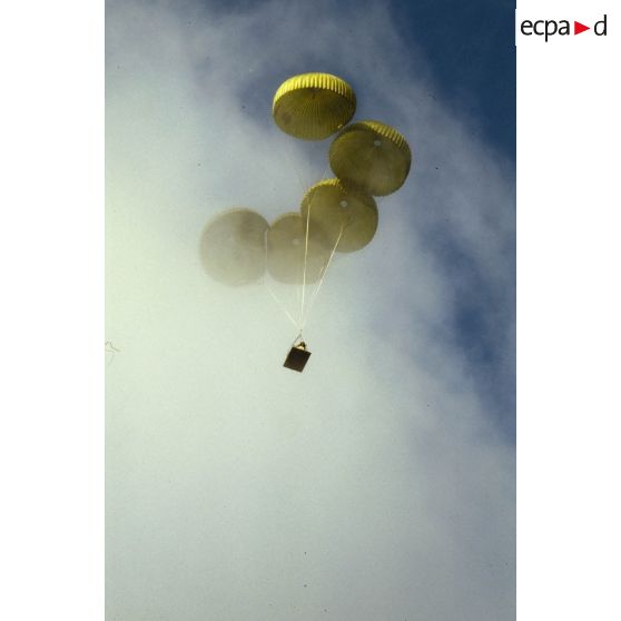 Largage depuis un avion de transport Transall C-160 d'une palette de 1,4 tonne lors des manoeuvres Iberia.