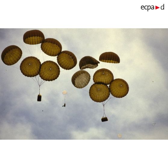 Largage depuis un avion de transport Transall C-160 d'une palette de 1,4 tonne lors des manoeuvres Iberia.