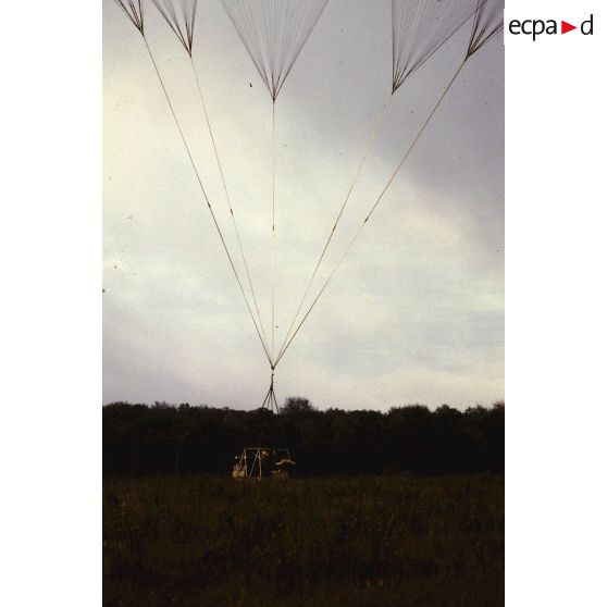 Atterrissage d'une palette de 1,4 tonne larguée depuis un avion de transport Transall C-160 lors des manoeuvres Iberia.