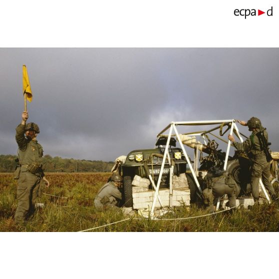 Déchargement d'une palette de 1,4 tonne larguée depuis un avion de transport Transall C-160 lors des manoeuvres Iberia.