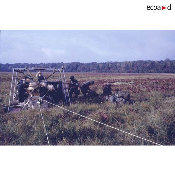 Déchargement par des militaires de la section mortiers lourds (SML) du 9e régiment de chasseurs parachutistes (RCP), d'une palette de 1,4 tonne larguée depuis un avion de transport Transall C-160 lors des manoeuvres Iberia.