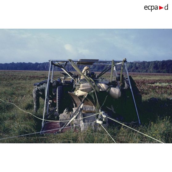 Déchargement par des militaires de la section mortiers lourds (SML) du 9e régiment de chasseurs parachutistes (RCP), d'une palette de 1,4 tonne larguée depuis un avion de transport Transall C-160 lors des manoeuvres Iberia.