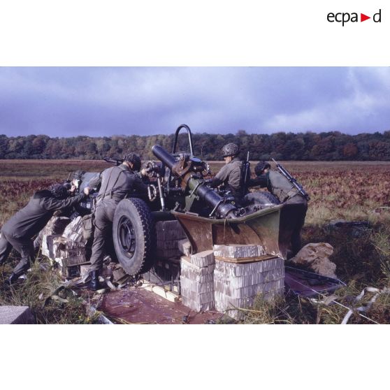 Déchargement par des militaires de la section mortiers lourds (SML) du 9e régiment de chasseurs parachutistes (RCP), d'une palette de 1,4 tonne larguée depuis un avion de transport Transall C-160 lors des manoeuvres Iberia.